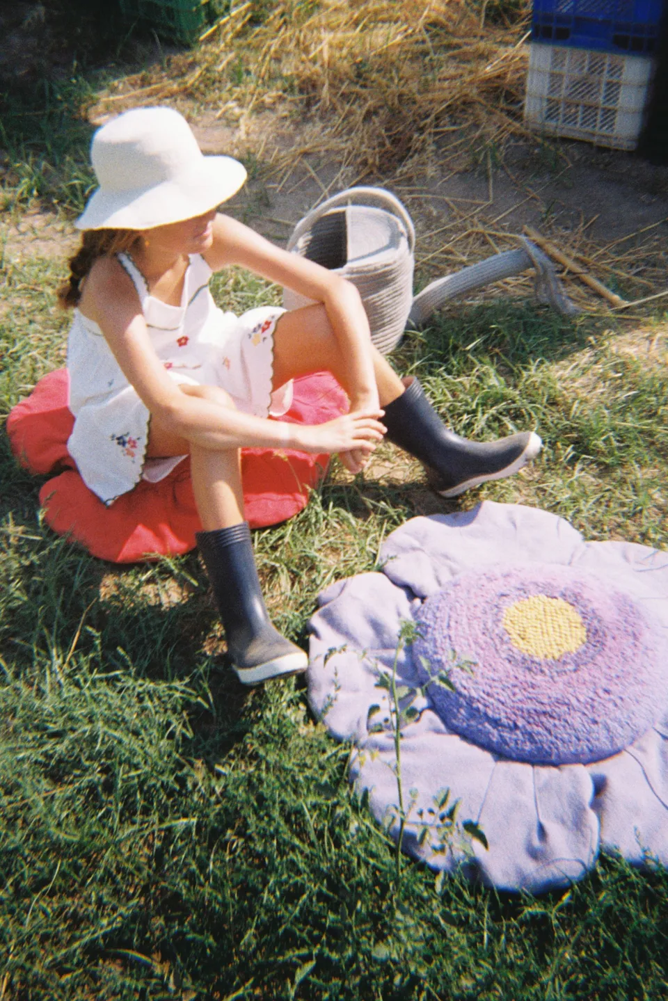 lorena-canals-purple-poppy-coussin-de-sol image 1