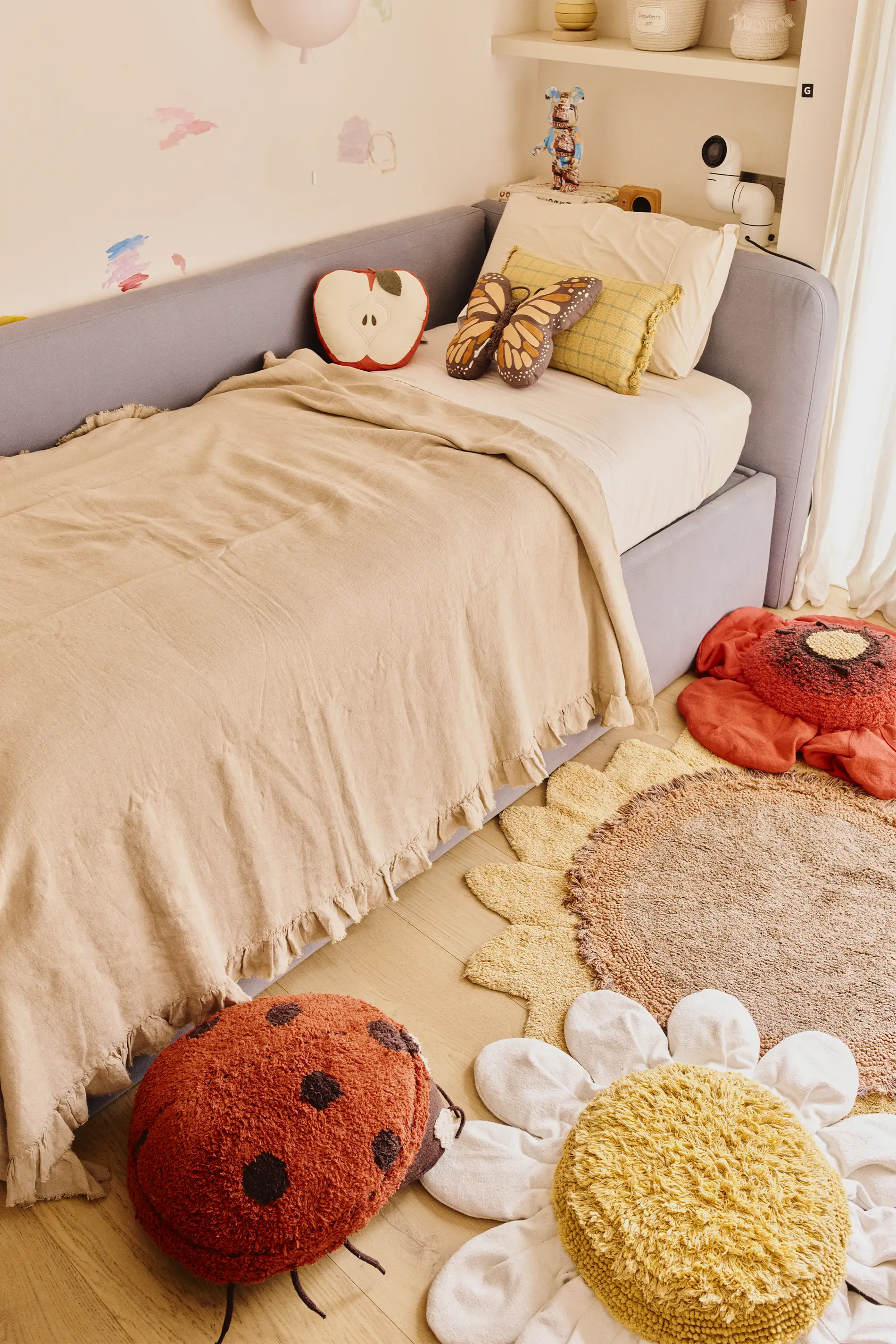lorena-canals-maria-the-ladybug-coussin-de-sol-coccinelle image 7