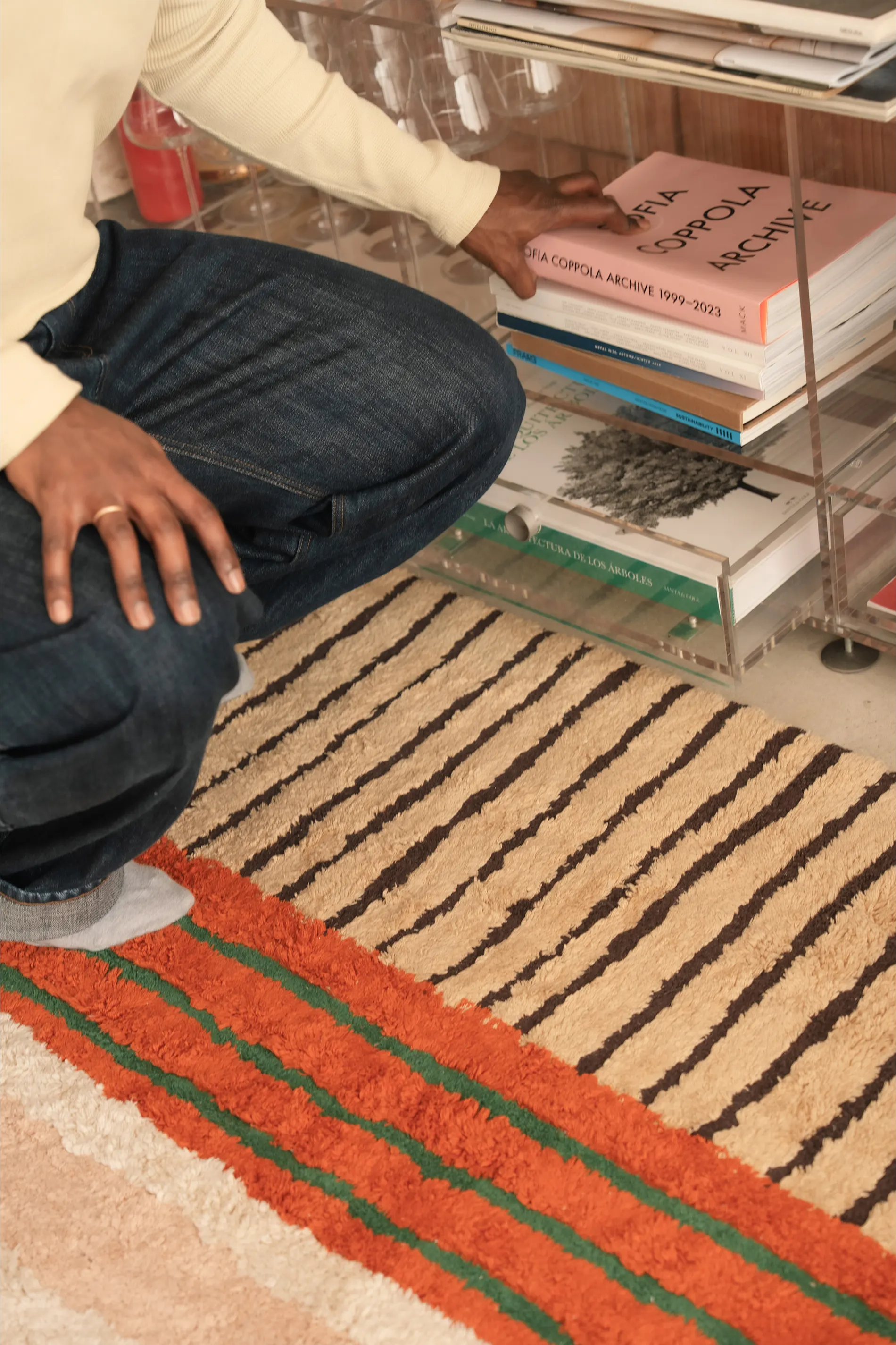 lorena-canals-tapis-lavable-color-on-clay-tapis-coton-rayures-terracotta image 3