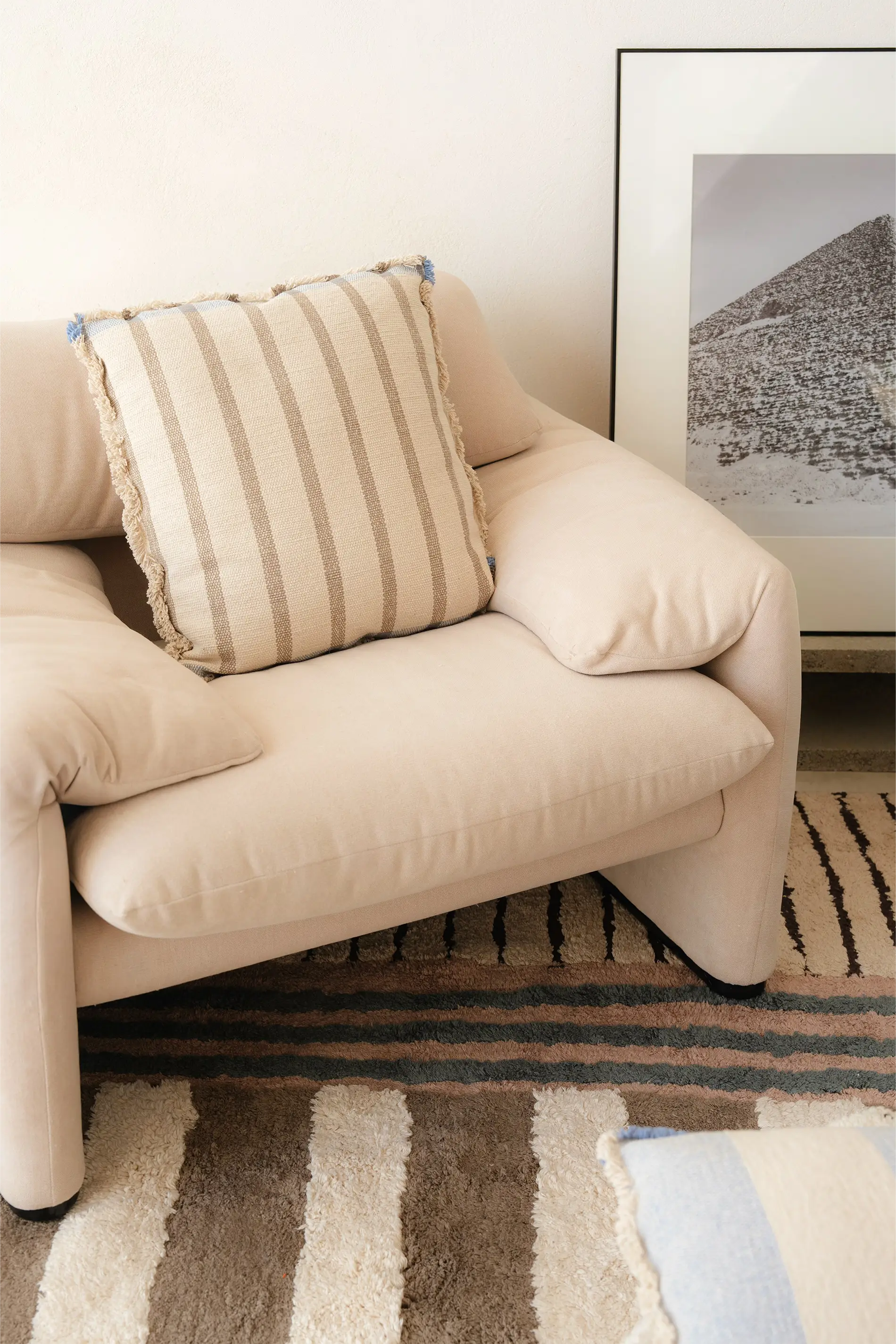 lorena-canals-coussin-lines-brown-coussin-tiss-main image 2