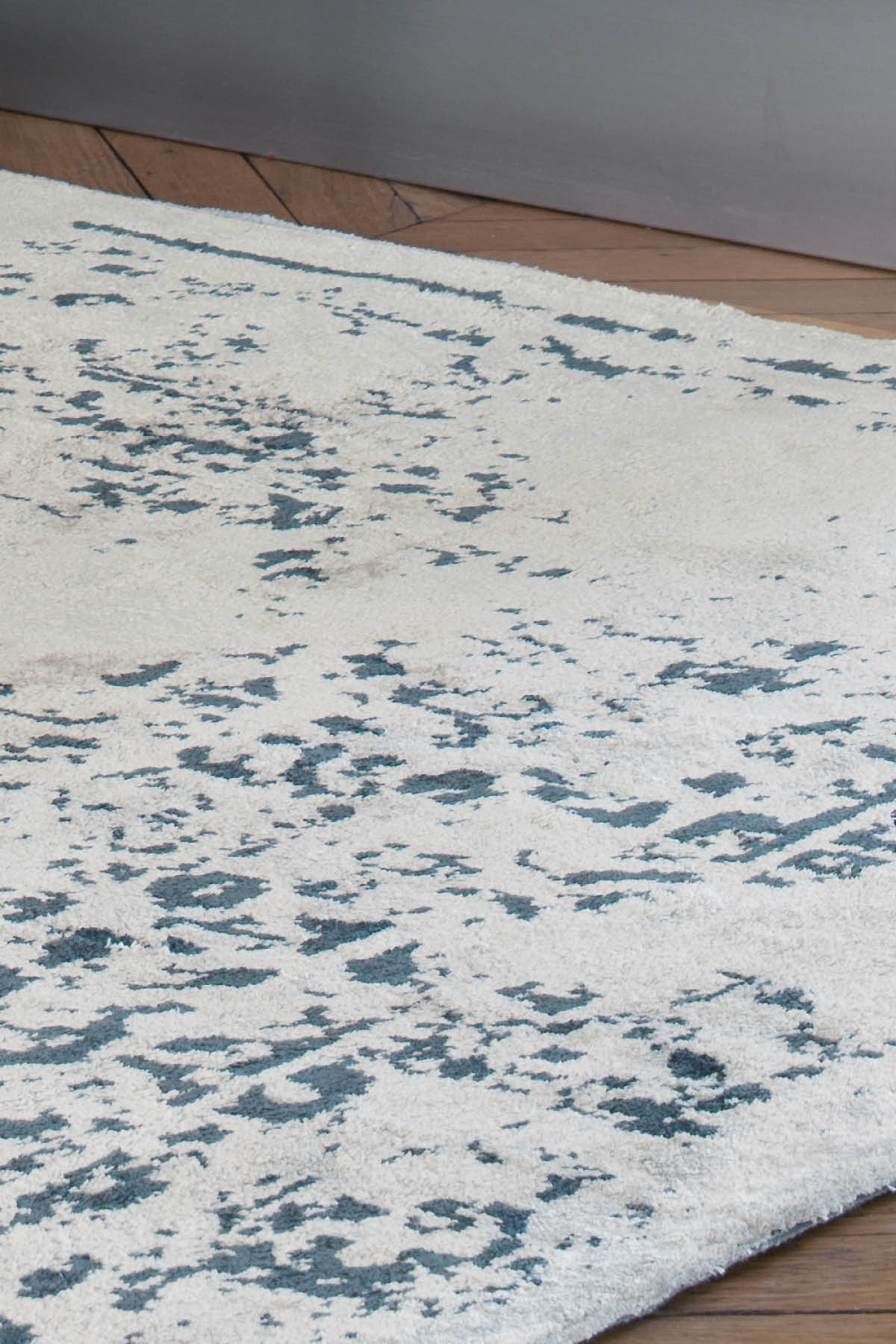 toulemonde-bochart-mirage-tapis-gris-en-viscose-fait-main-170x240-200x300-250x35 image 3