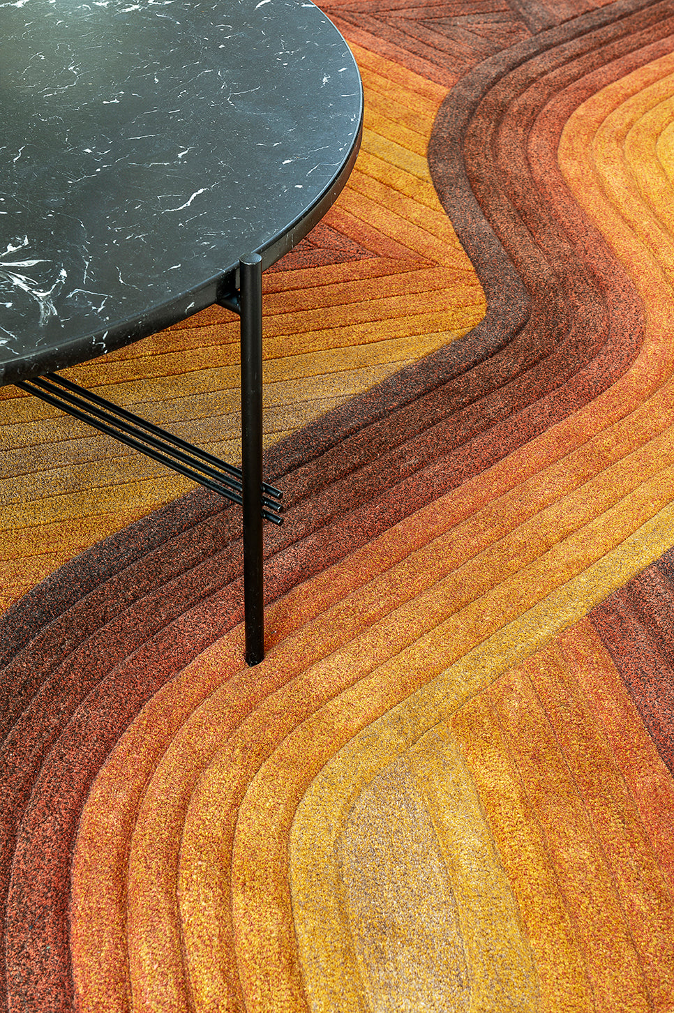 toulemonde-bochart-flow-ocre-tapis-laine-tuft-main-samuel-acoceberry image 5