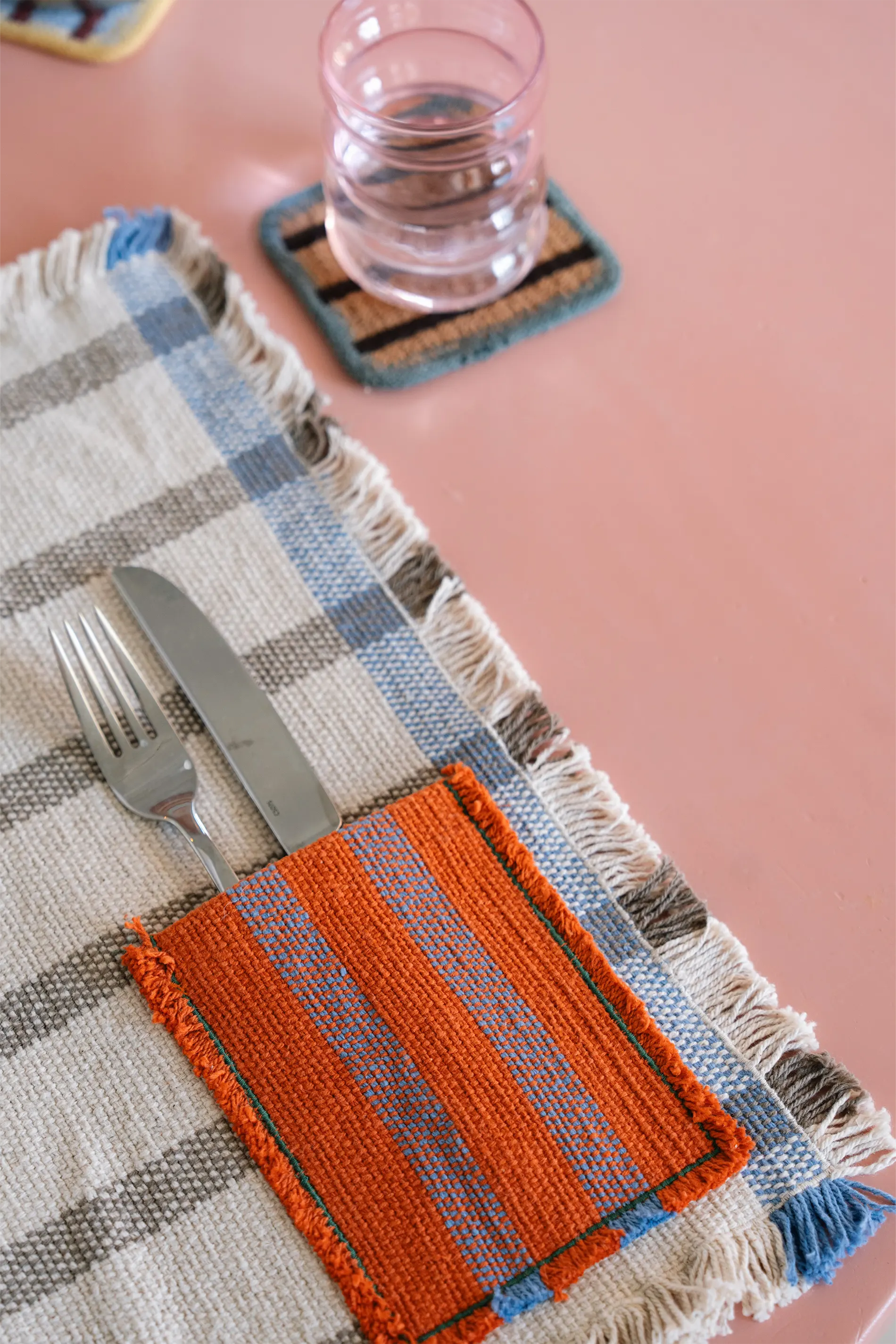 lorena-canals-pack-de-2-sets-de-table-handloom-avec-poche-soil-brown image 4