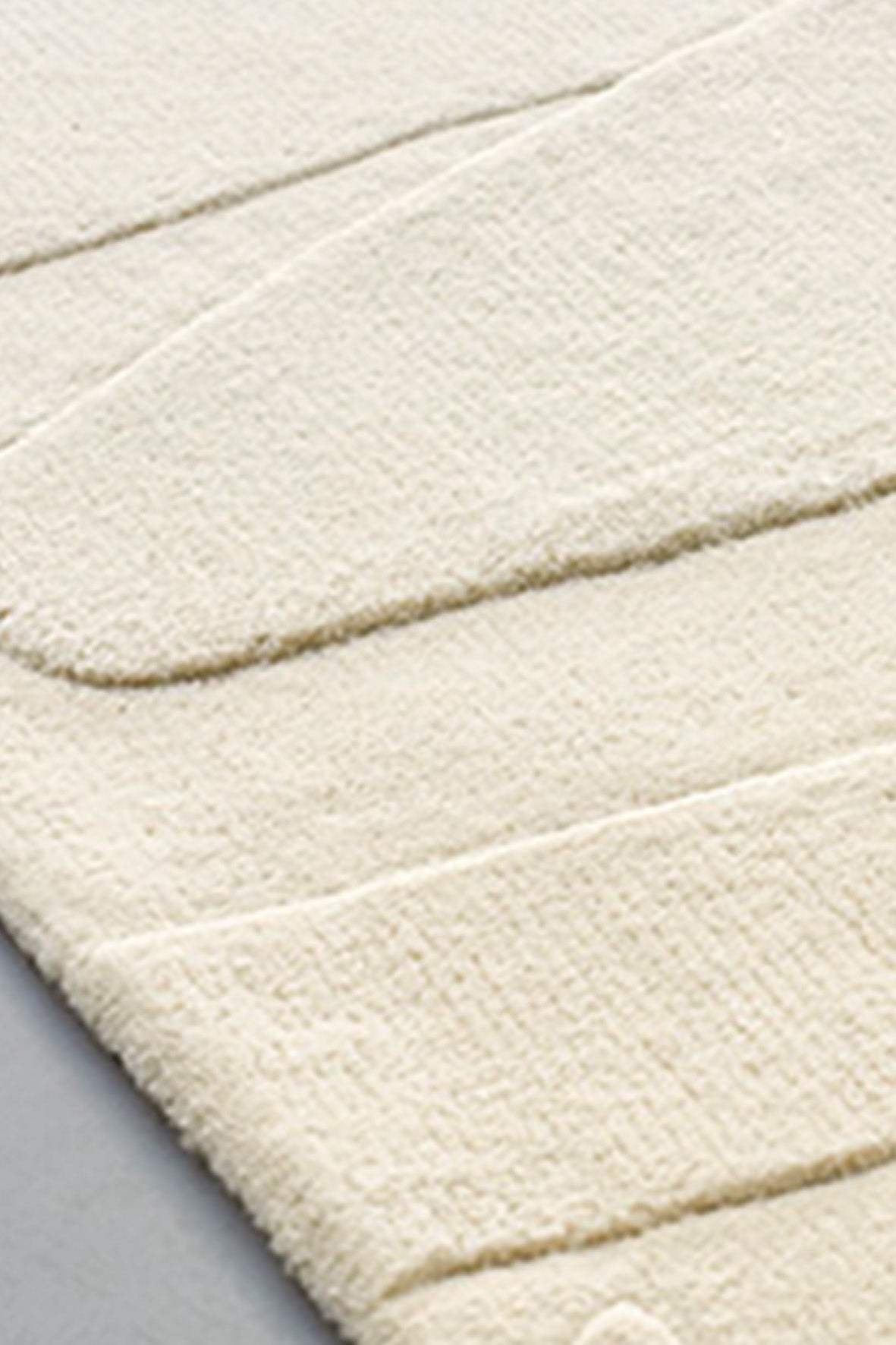 toulemonde-bochart-collage-blanc-tapis-blanc-laine-tuft-e-main-pascale-risbourg image 7