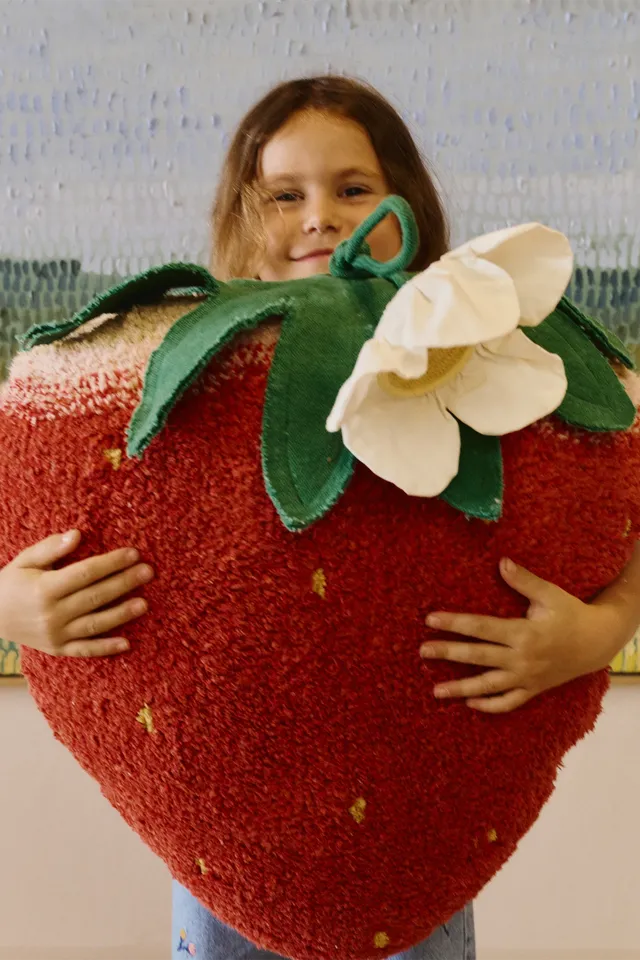 lorena-canals-strawberry-coussin-de-sol-fraise image 1