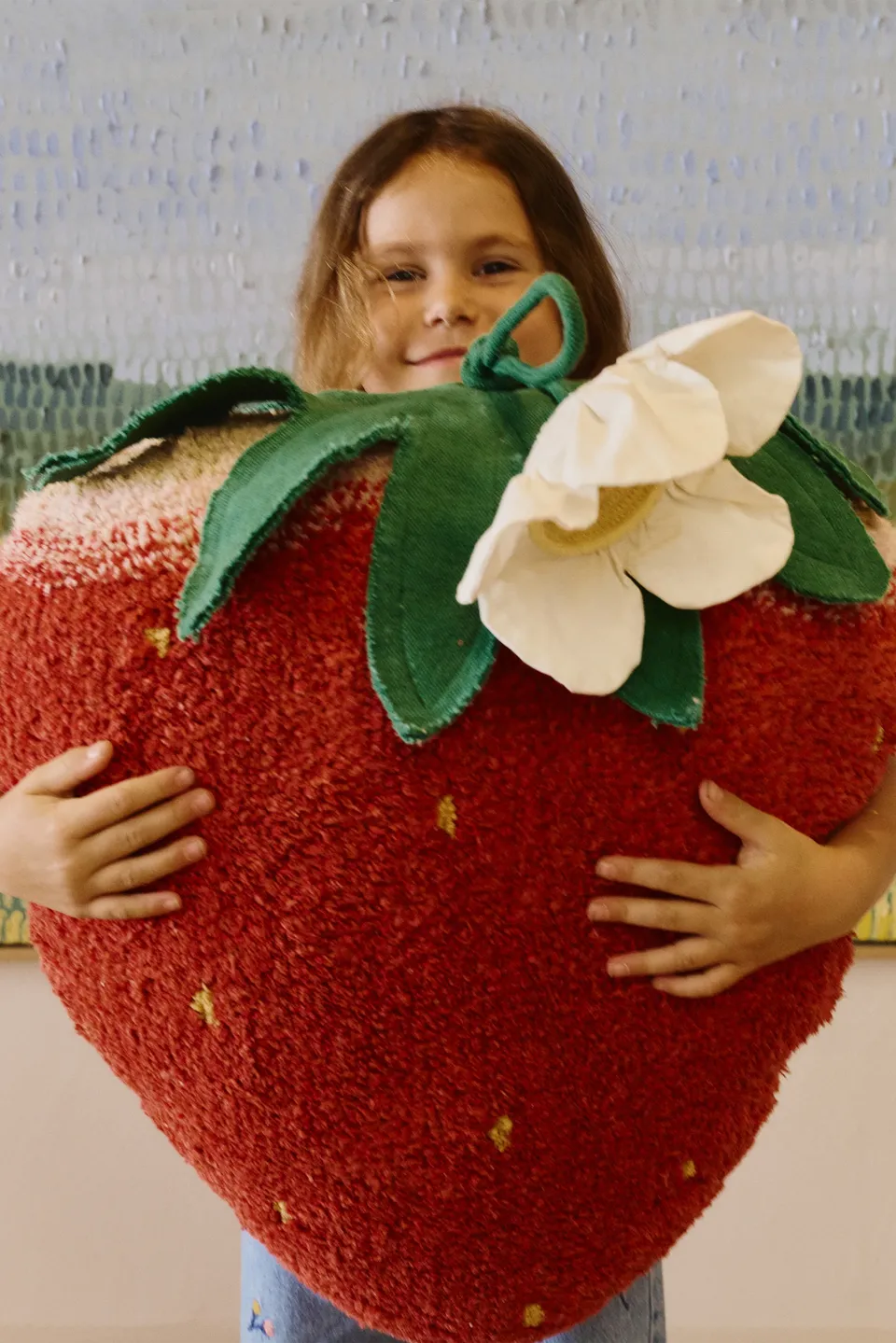 lorena-canals-strawberry-coussin-de-sol-fraise image 1