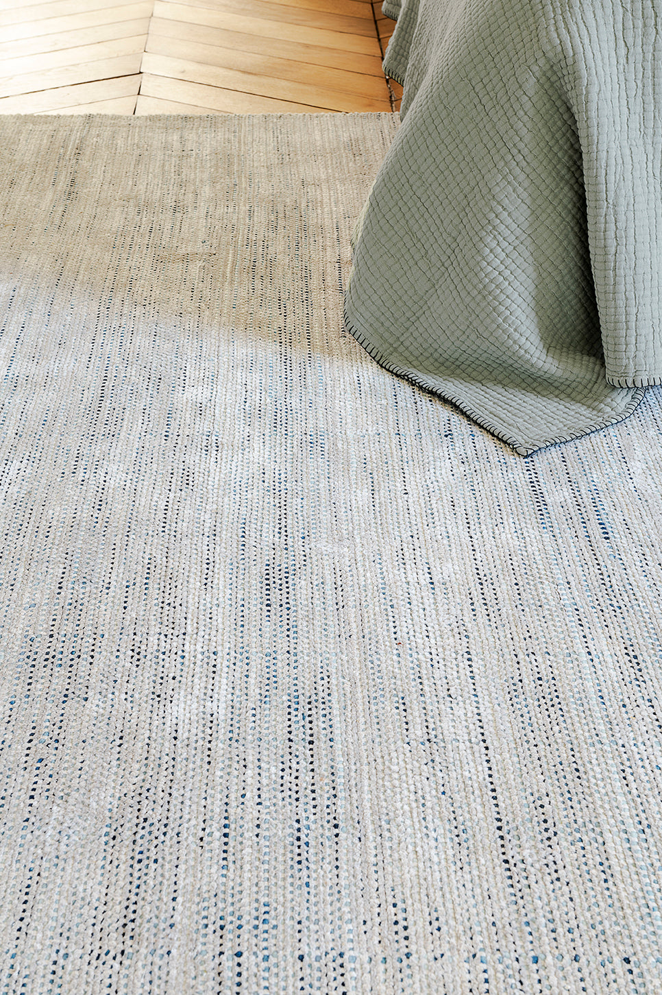 toulemonde-bochart-dotty-azur-tapis-bleu-laine-et-bambou-tiss-main image 3