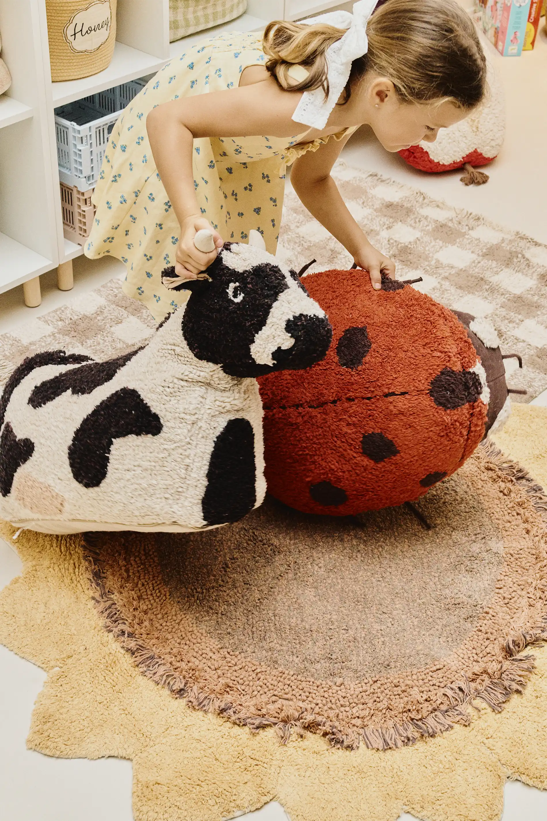 lorena-canals-maria-the-ladybug-coussin-de-sol-coccinelle image 6