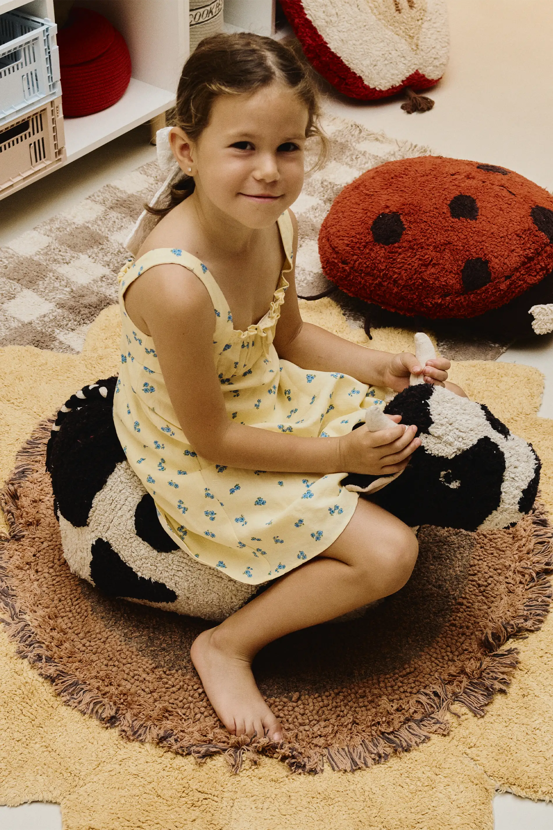 lorena-canals-pouf-lola-the-cow image 3