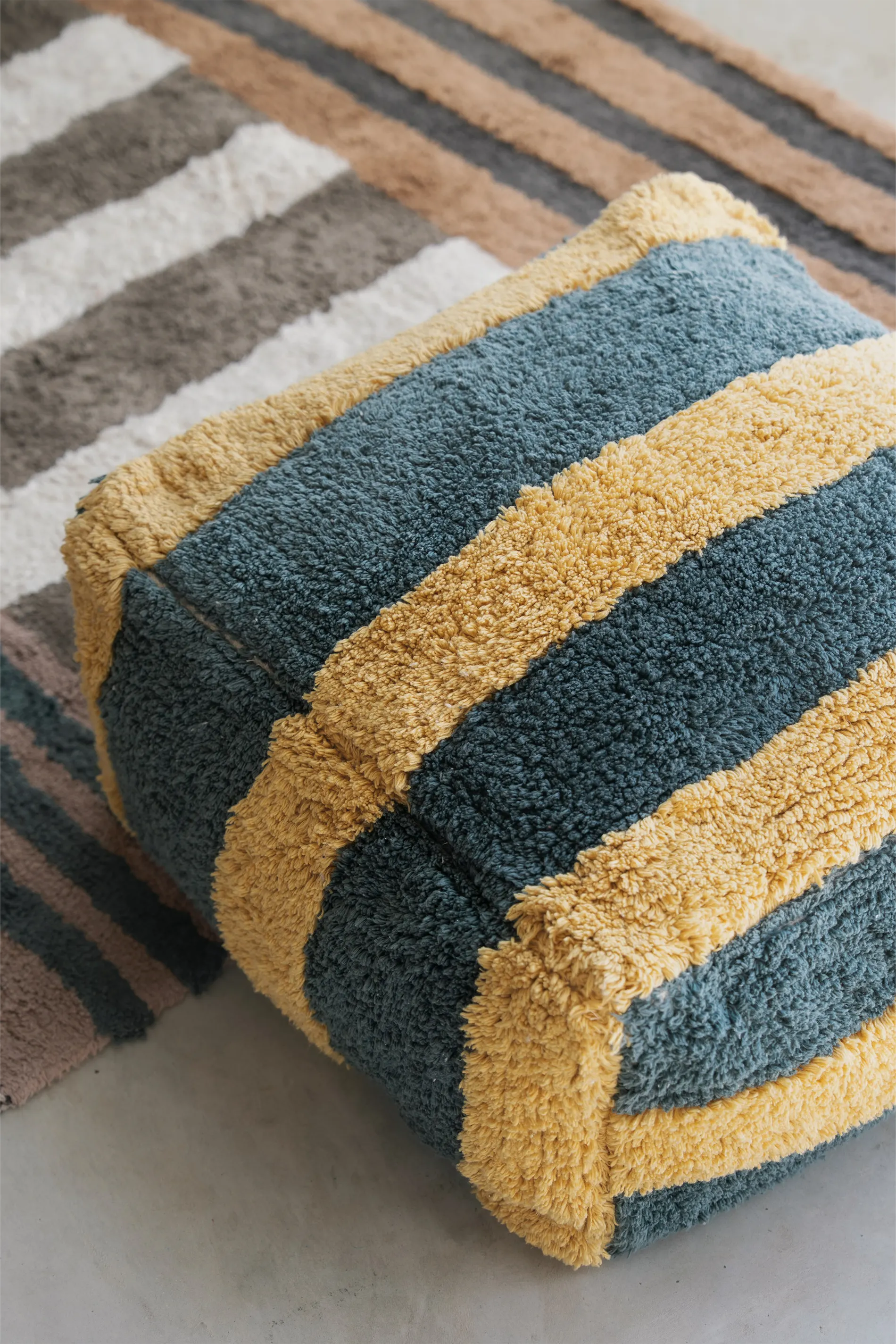 lorena-canals-pouf-lines-terrazo-pouf-ray-artisanal image 2