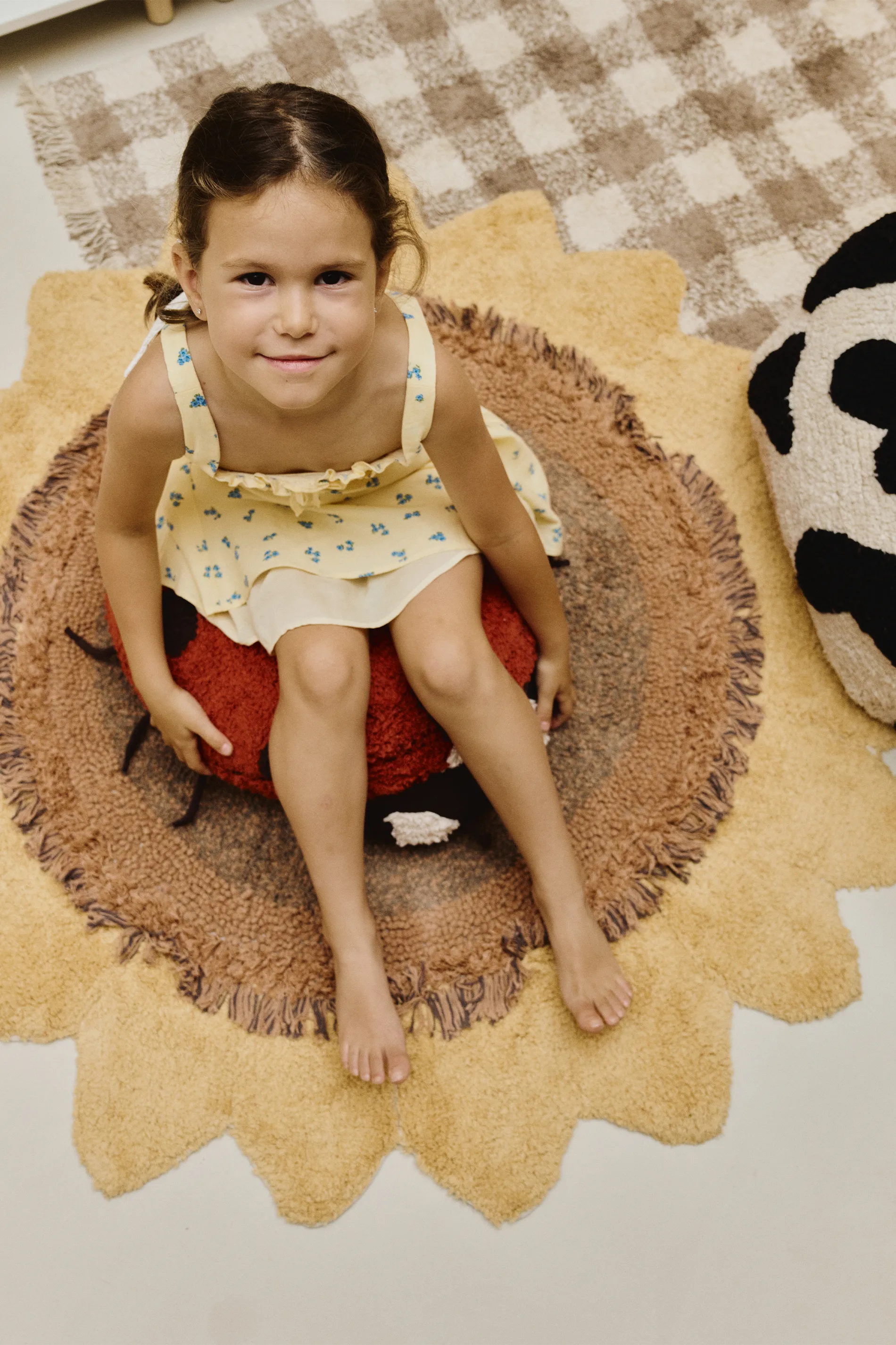 lorena-canals-maria-the-ladybug-coussin-de-sol-coccinelle image 8