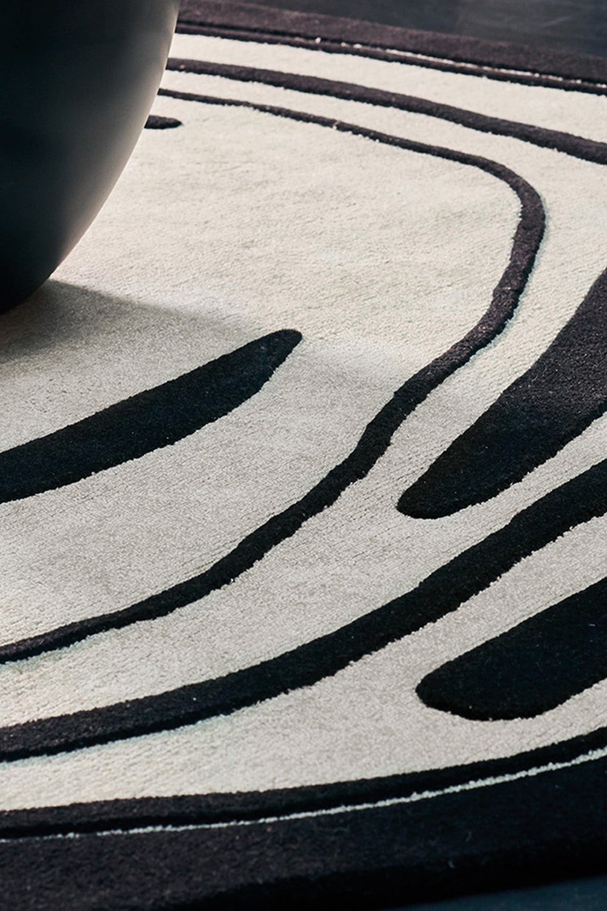 toulemonde-bochart-fragment-tapis-noir-et-blanc-200x300-250x350-laine-et-viscose image 4
