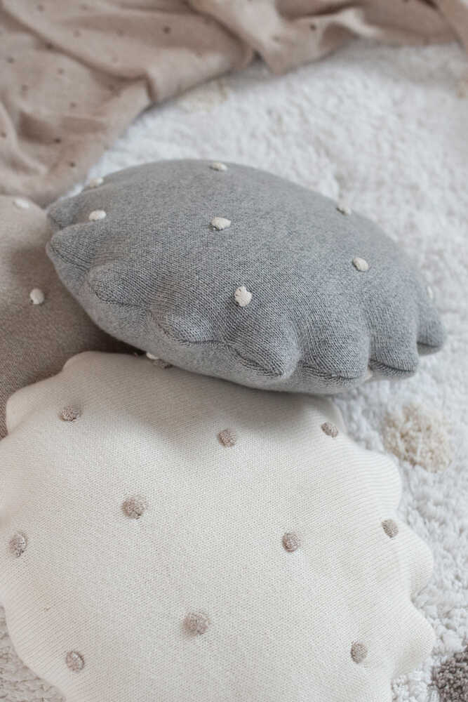 lorena-canals-coussin-tricot-rond-biscuit-gris image 4