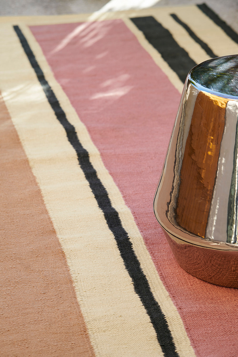 toulemonde-bochart-cefalu-argile-tapis-rose-tiss-main-polyester-indoor-outdoor-1 image 4
