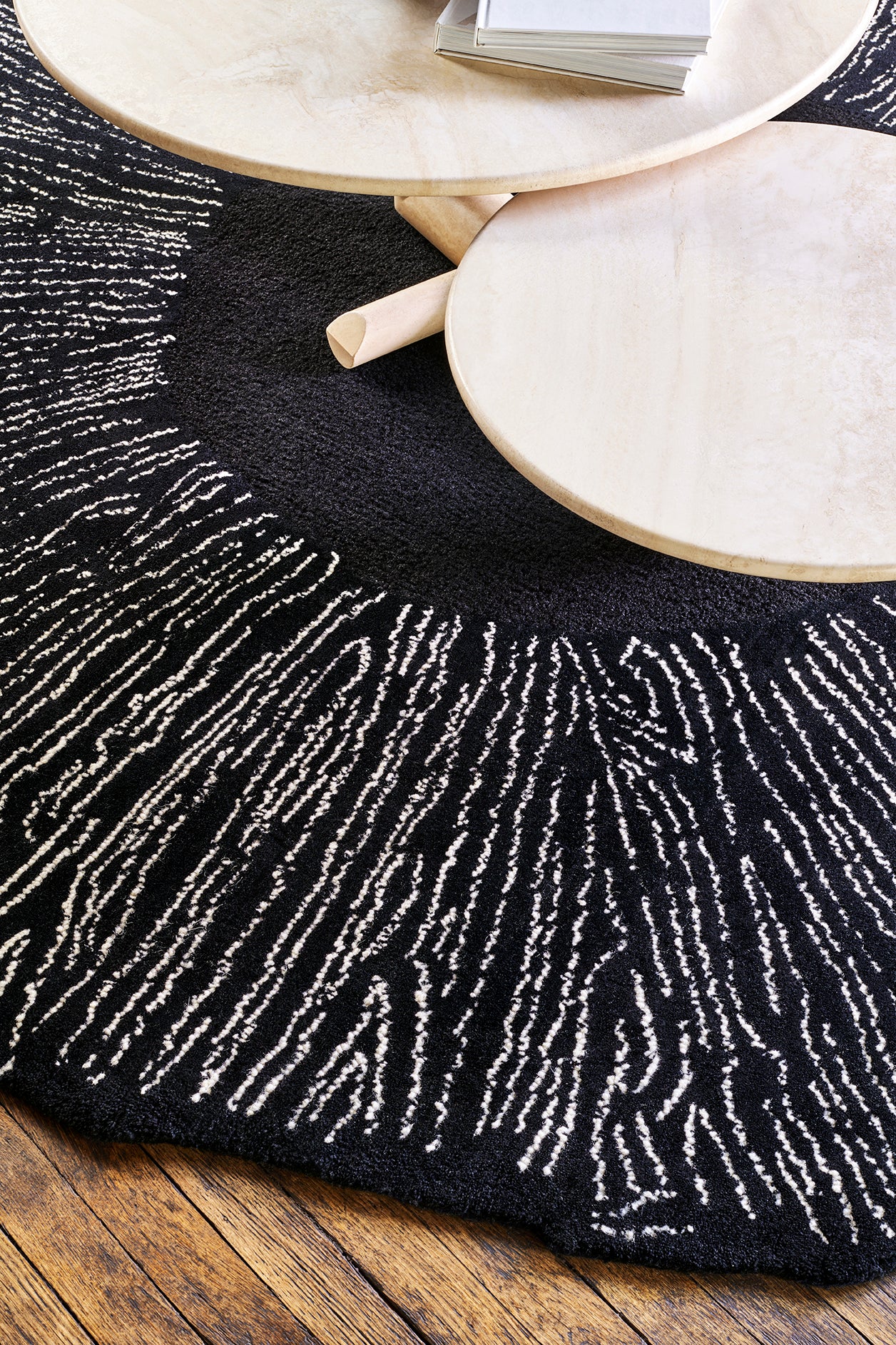 toulemonde-bochart-eye-flower-tapis-rond-noir-laine-tuft-main-diam-tre-230 image 5