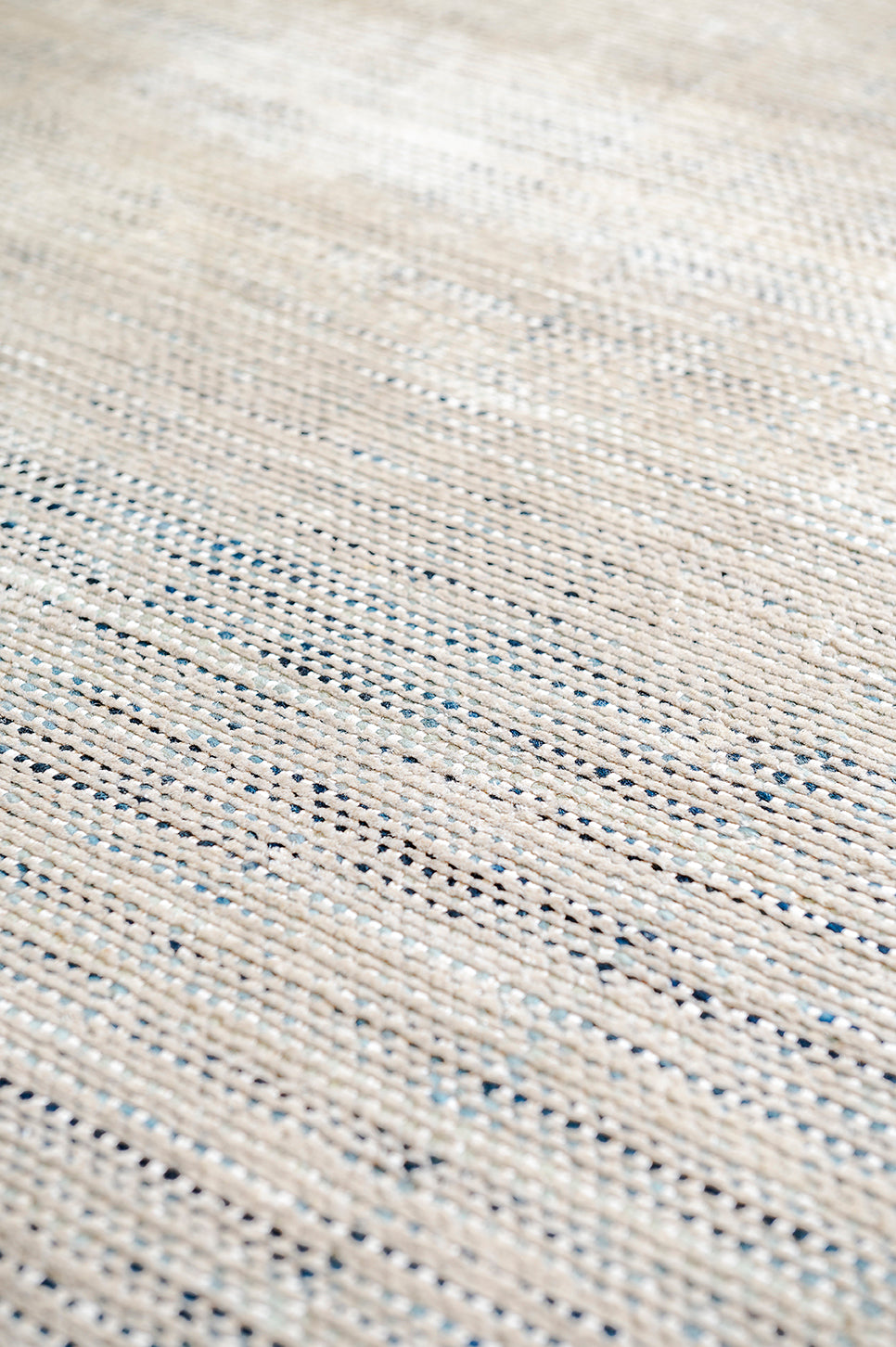 toulemonde-bochart-dotty-azur-tapis-bleu-laine-et-bambou-tiss-main image 4