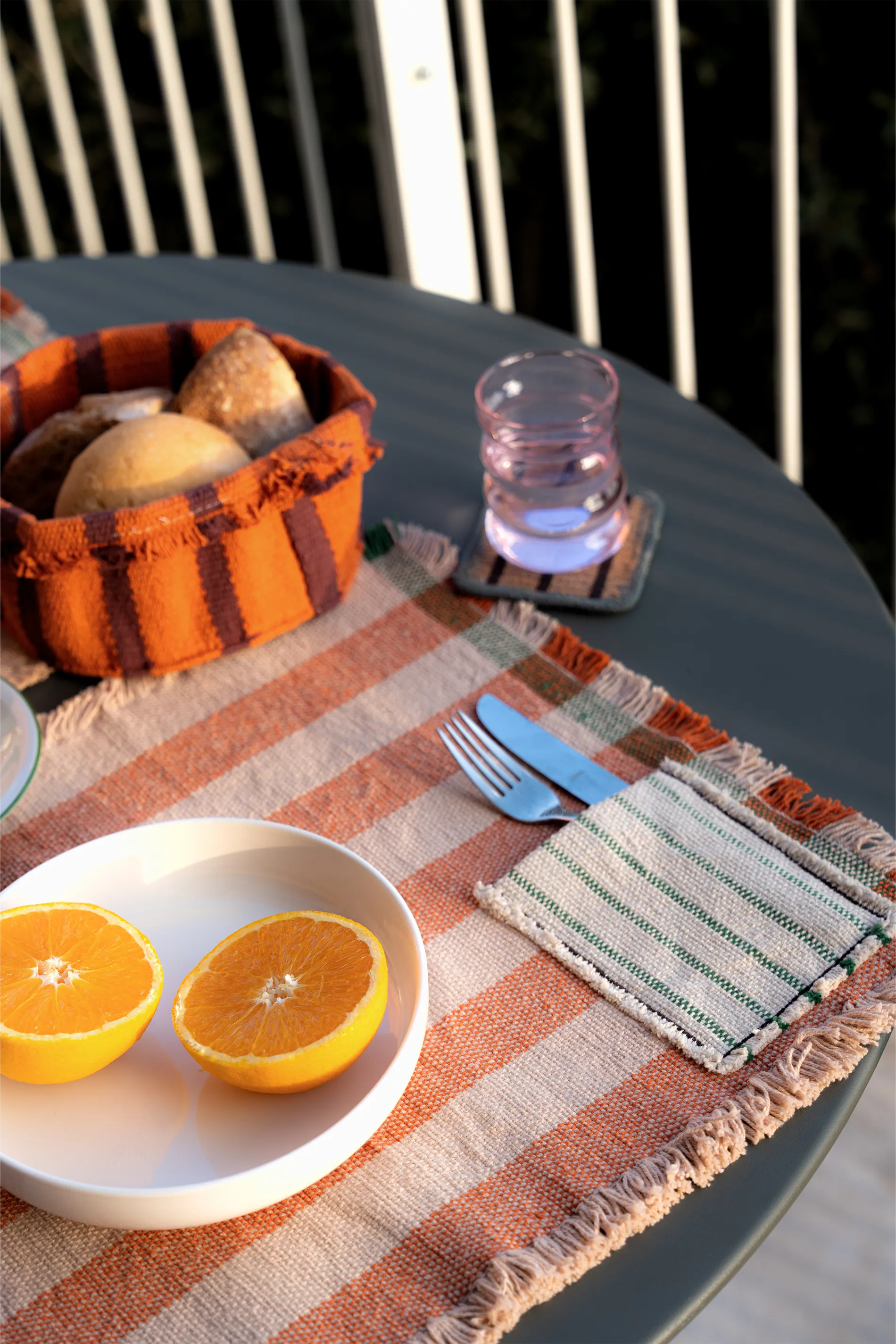 lorena-canals-pack-2-sets-de-table-handloom-avec-poche-terracotta image 7