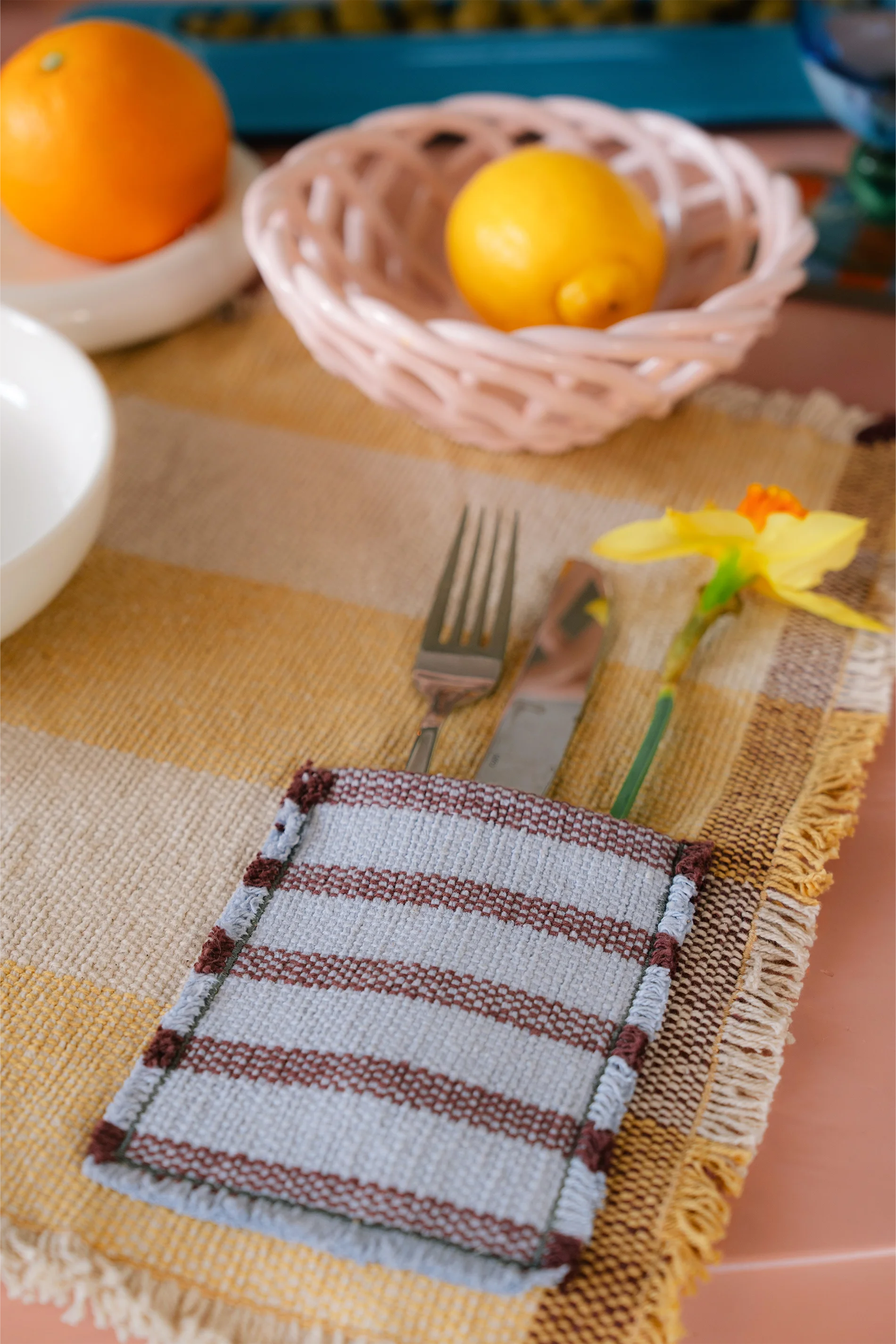 lorena-canals-pack-de-2-sets-de-table-handloom-avec-poche-honey image 5