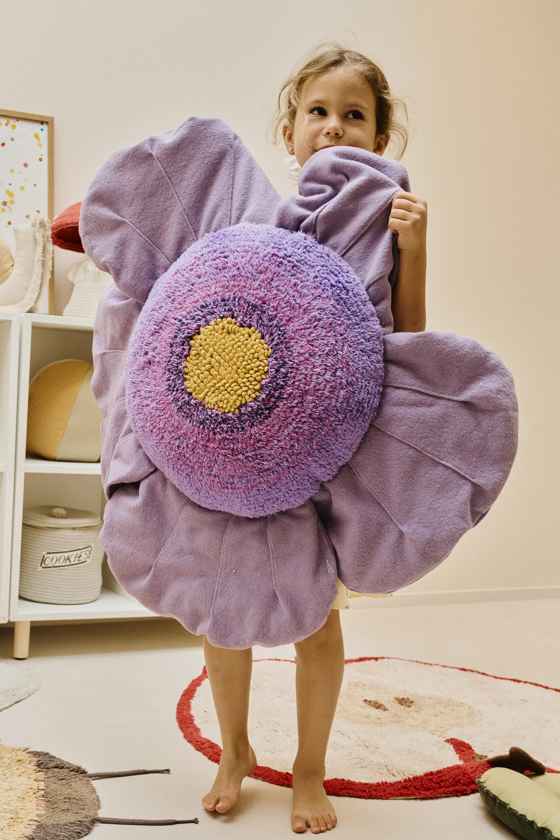 lorena-canals-purple-poppy-coussin-de-sol image 4