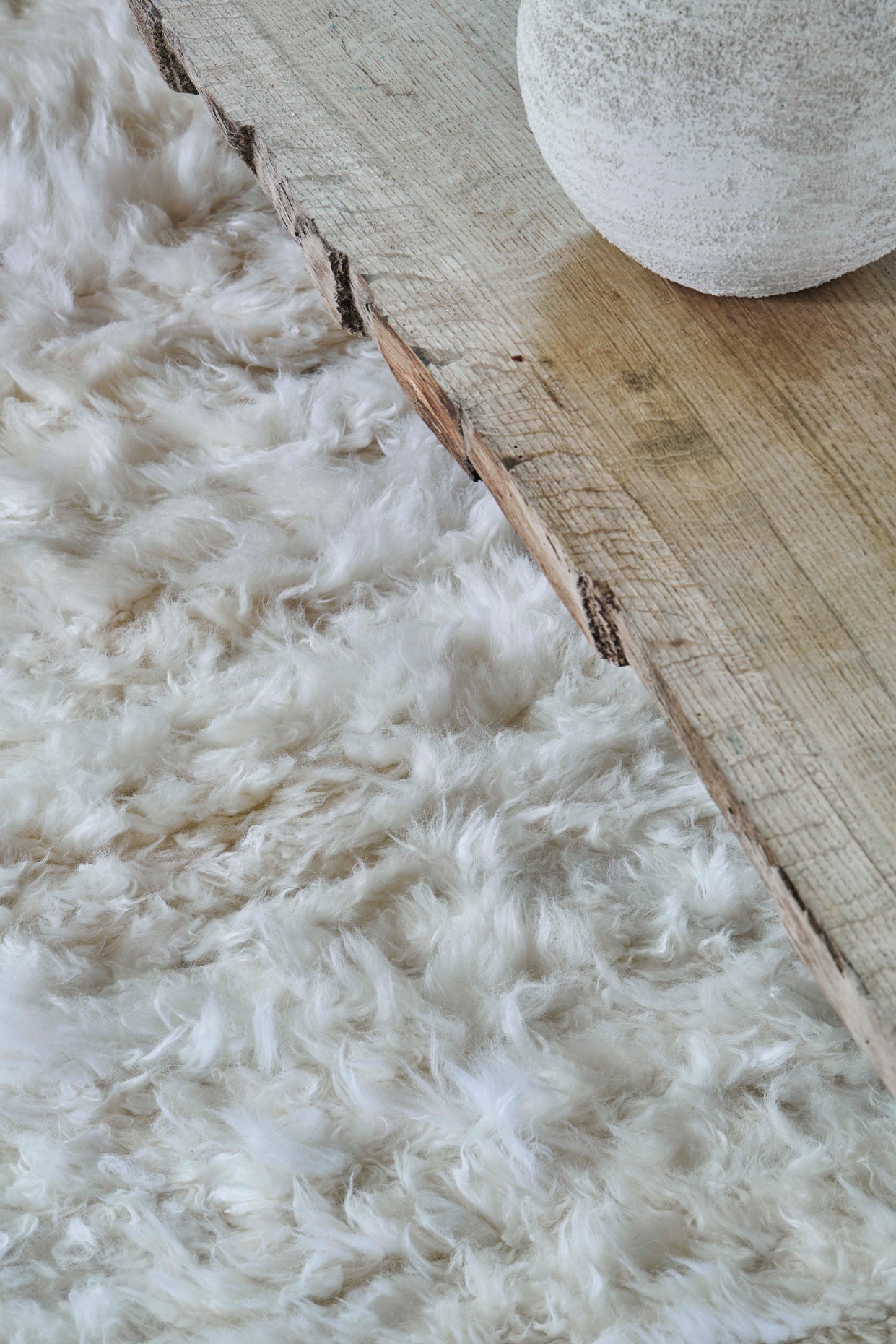 toulemonde-bochart-toison-blanc-cru-tapis-en-peau-lain-e-tiss-e-main image 5
