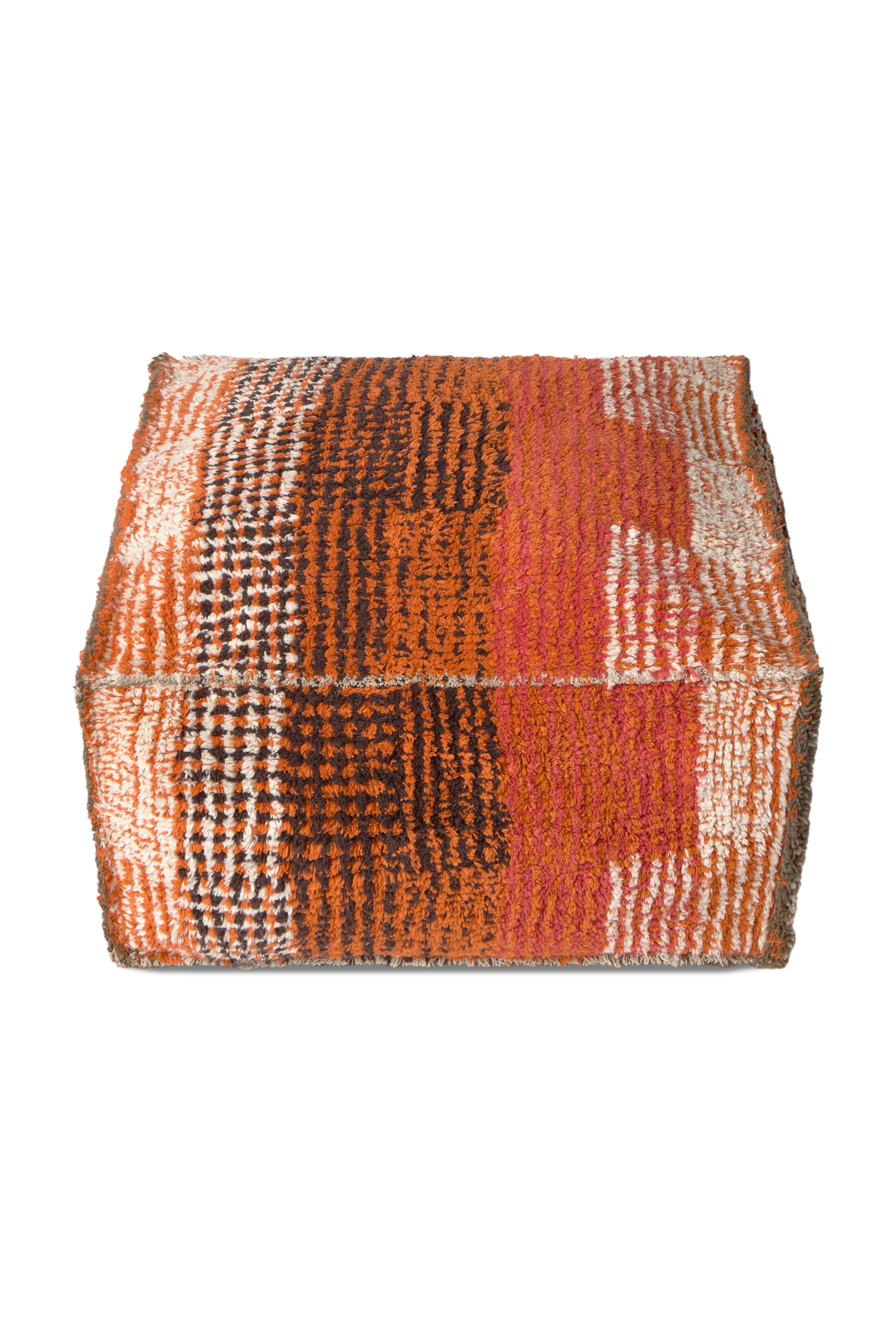 lorena-canals-pouf-city-r-versible-maple-red-pouf-tuft-2-faces image 2