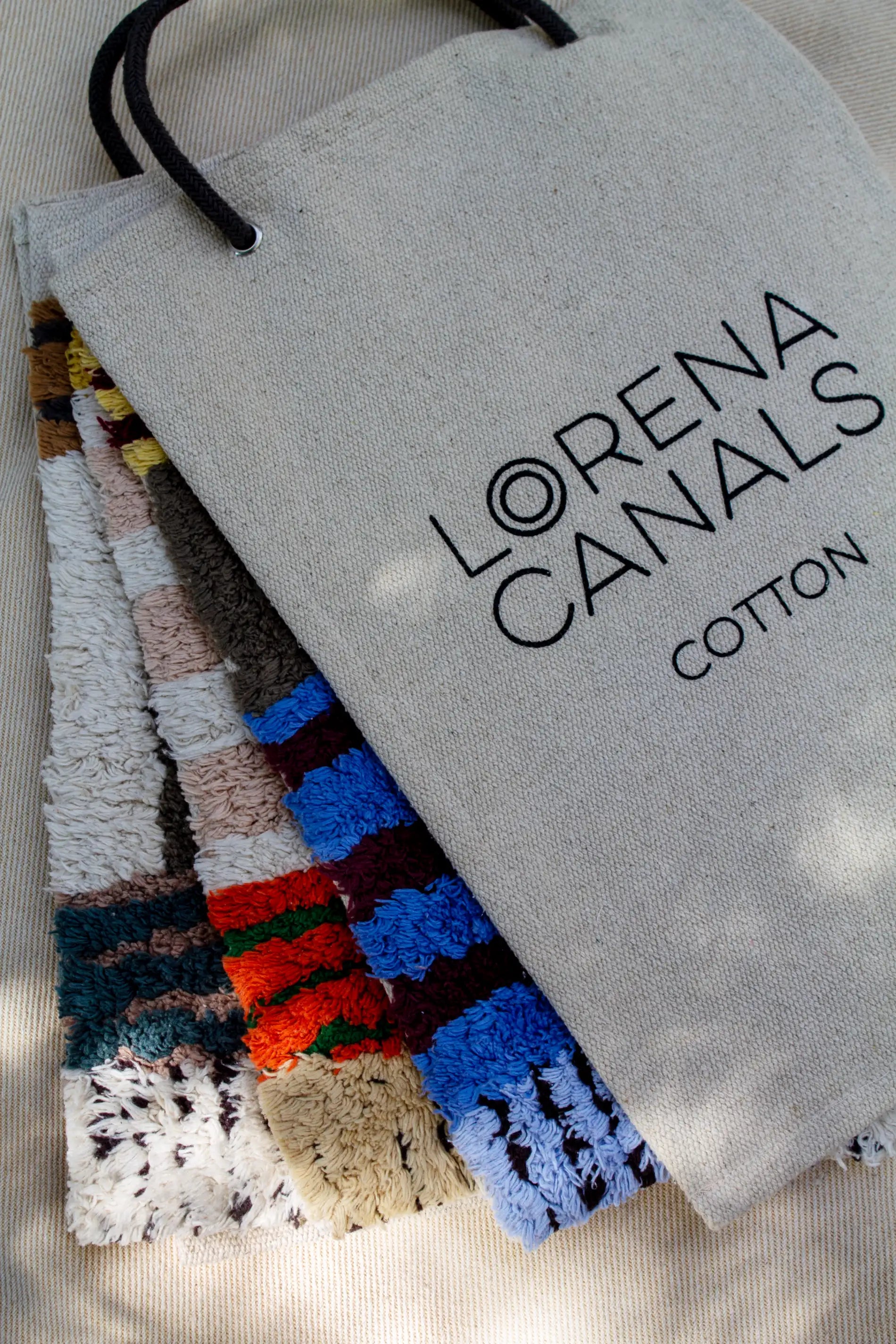 lorena-canals-livre-d-chantillons-color-on-nuancier-tapis-coton image 1
