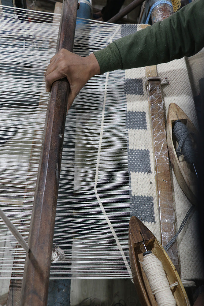 lorena-canals-intersecting-natural-tapis-handloom-laine-et-coton image 3