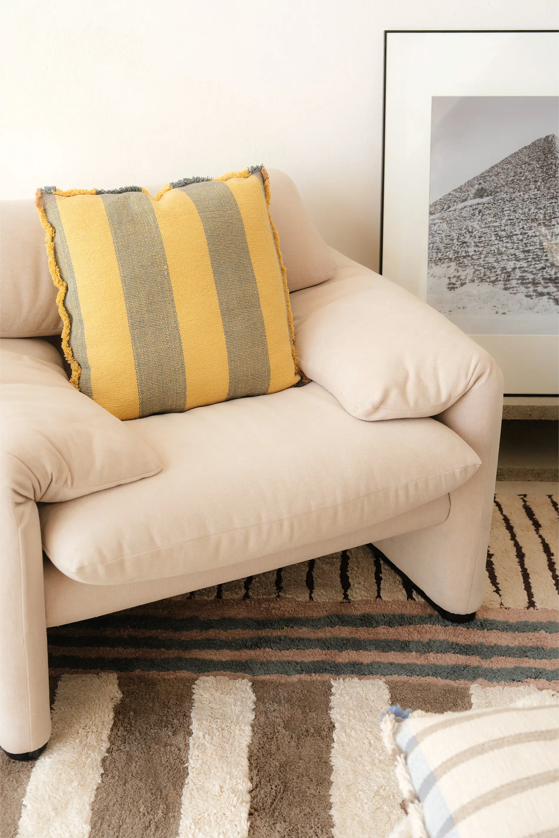 lorena-canals-coussin-lines-terrazzo-coussin-tiss-main image 2